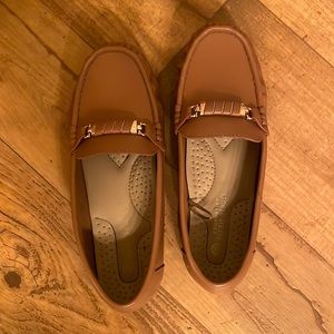 Comfort by Alexis Bendel- Tan with gold detail- 8.5 W